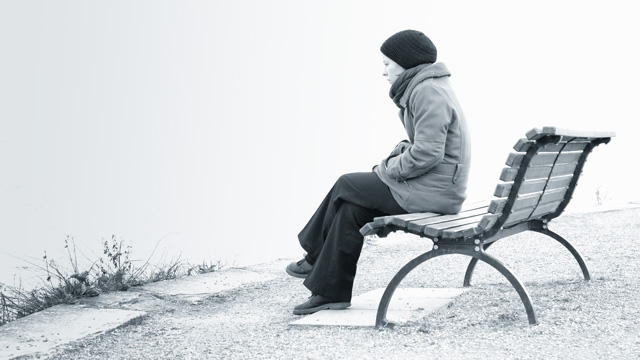 Frau sitzt einsam auf Bank | (c) Alphavision