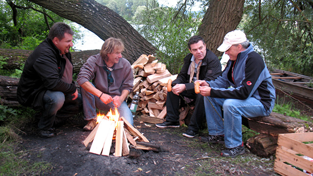 Ruedi mit einer Gruppe Männer | (c) ERF Medien