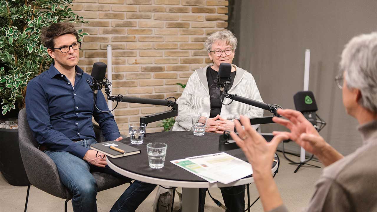 Mathias Fontana (Leiter Marketing ERF Medien) und Verena Birchler (ehemalige Marketingleiterin) im Studio