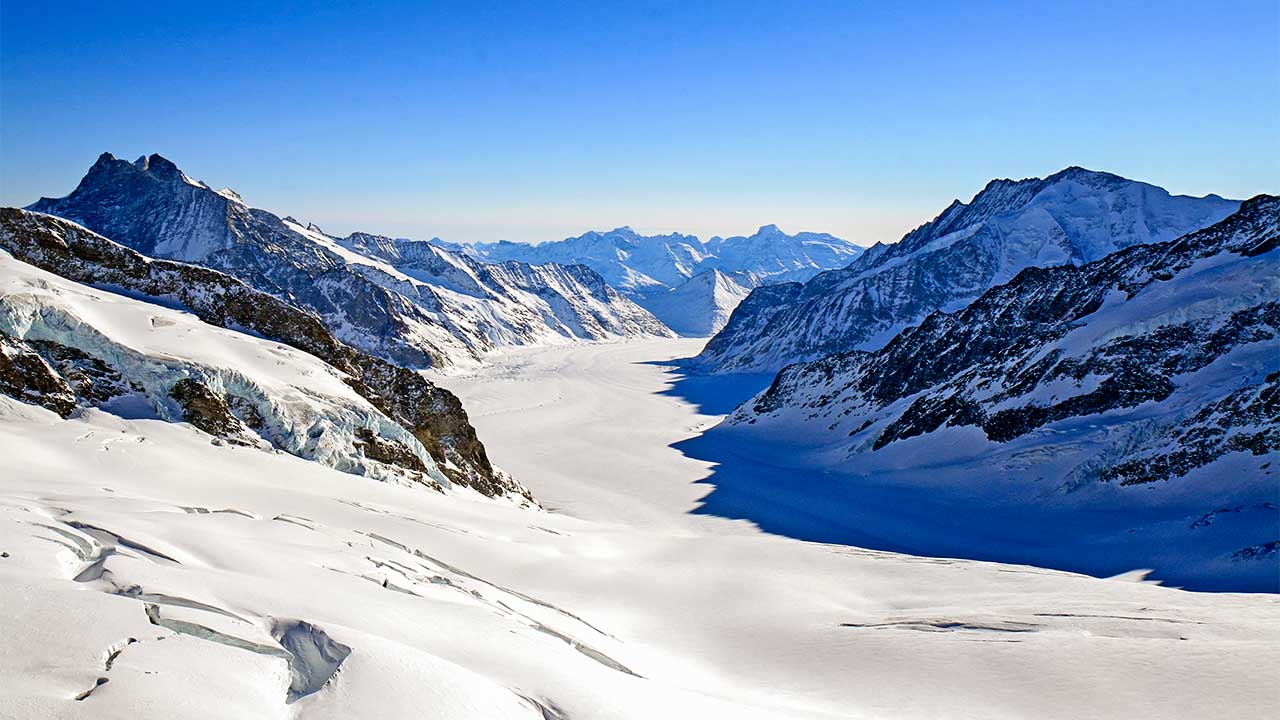 Verschneite Gebirgslandschaft mit Gletscher