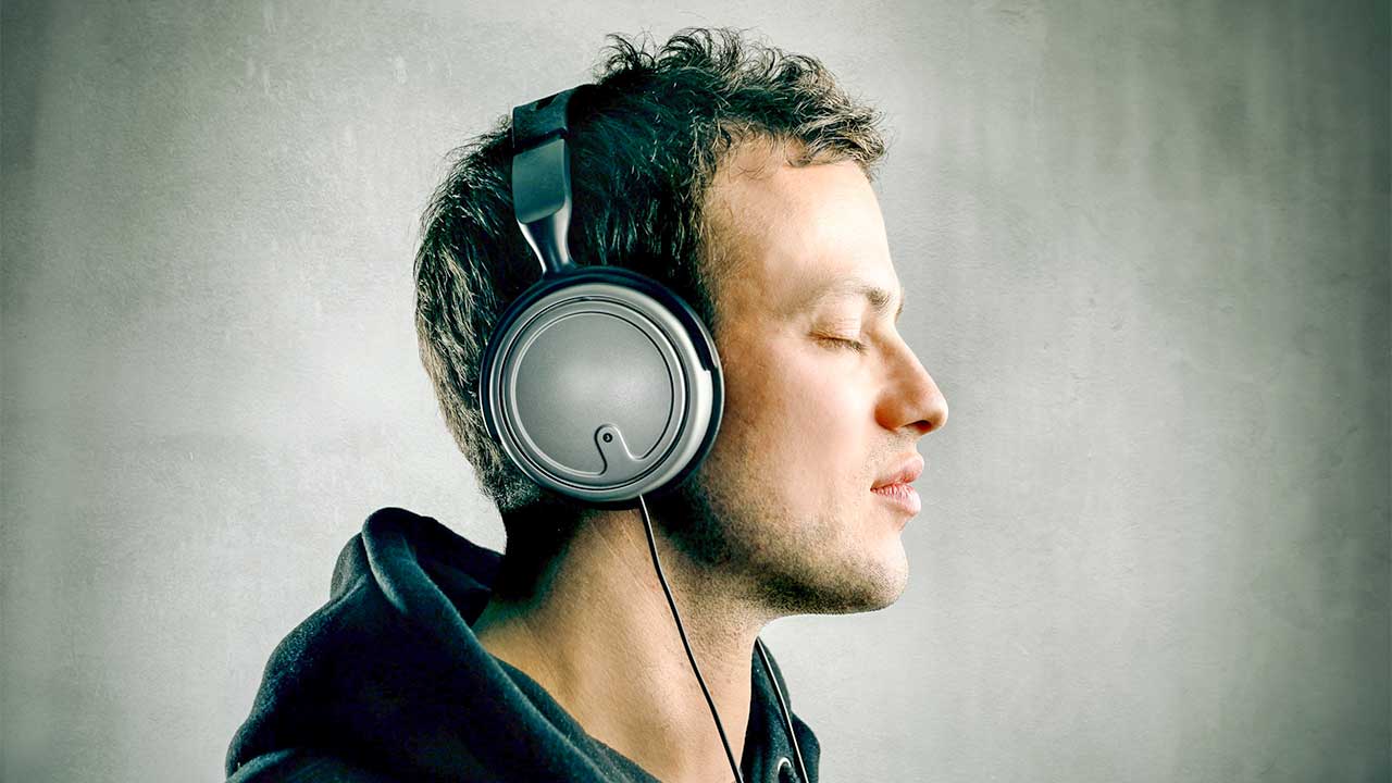 junger Mann hört Musik mit einem Kopfhörer