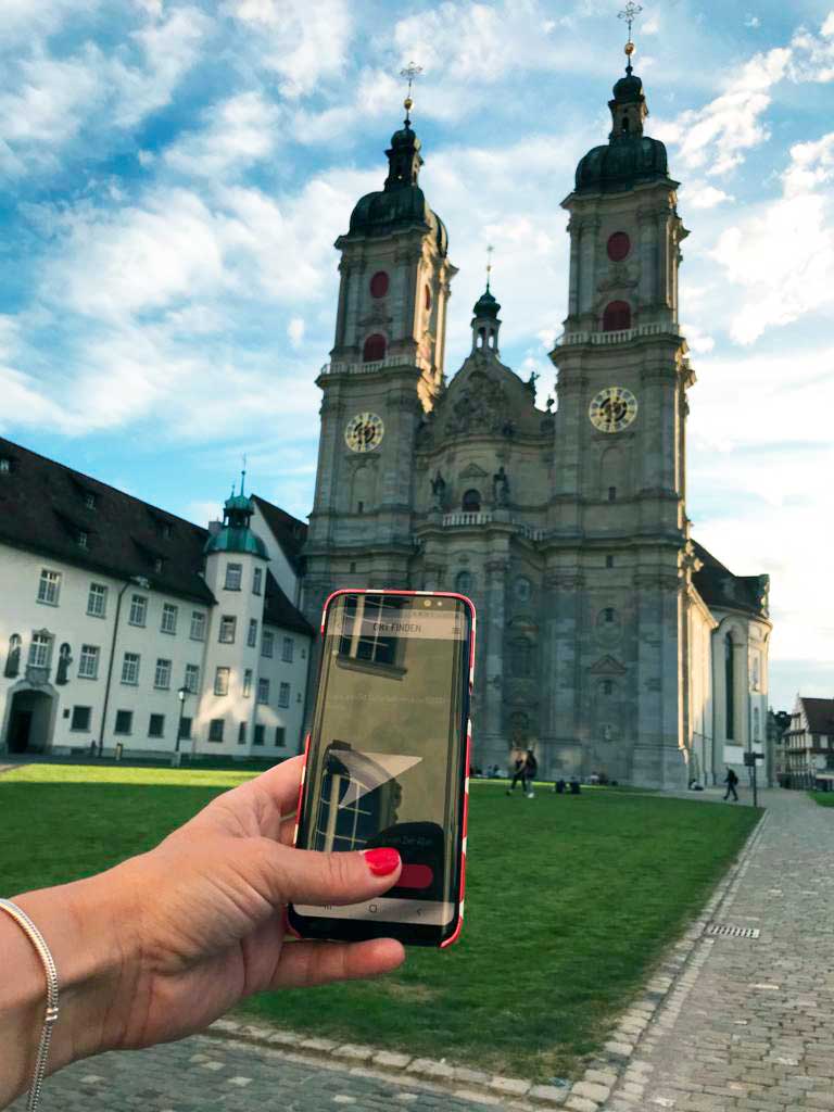 Smartphone vor der Katedrale St. Gallen