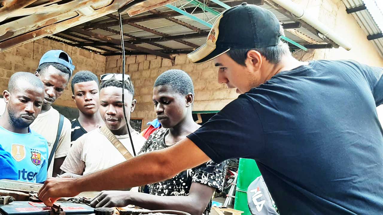 Samuel Wicki erklärt Menschen in Guinea etwas Technisches