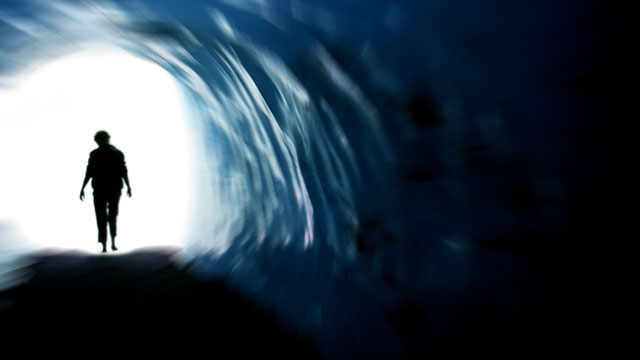 Mann läuft gegen Licht am Ende des Tunnels | (c) unbekannt
