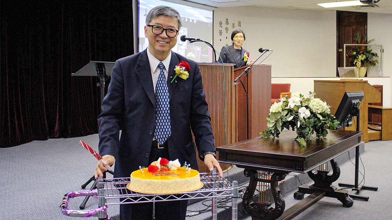 Lächelnder Chinese mit Torte zum 10-jährigen Jubiläum von SOTA