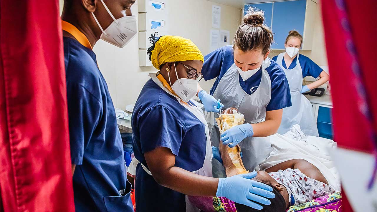 Mitarbeitende und eine Gast-Krankenschwester bei einer Behandlung im Spitalschiff «Africa Mercy»