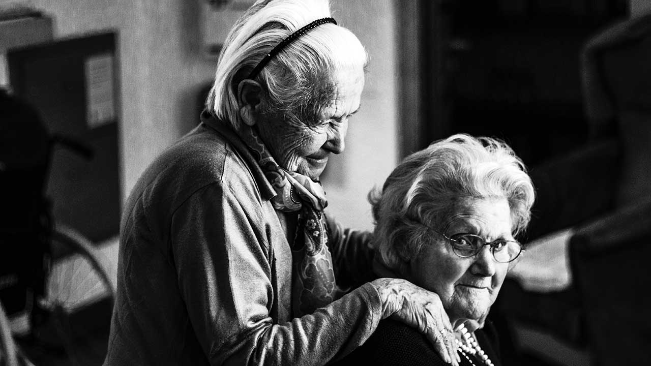 Zwei Senioren-Freundinnen in einem Altersheim