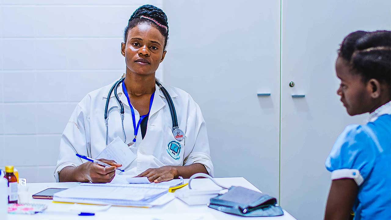Krankenschwester mit Patientin in Angola