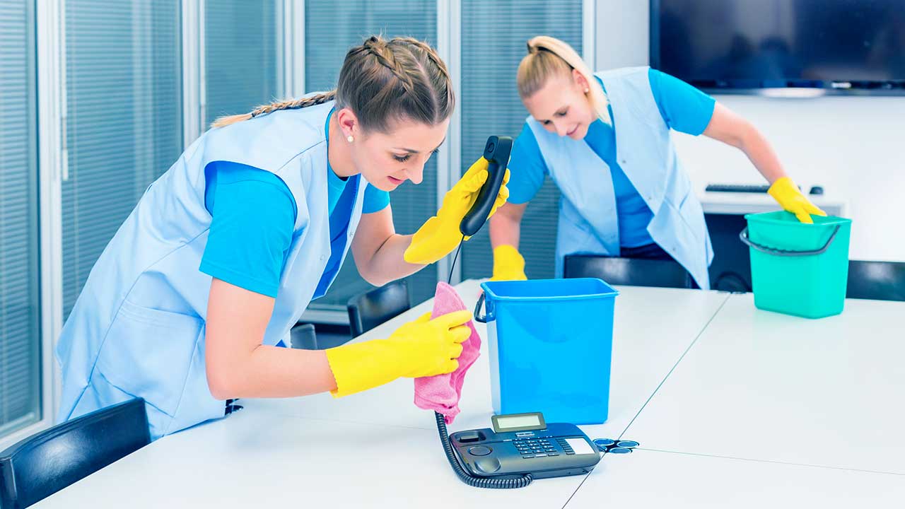 Putzfrauen reinigen ein Büro