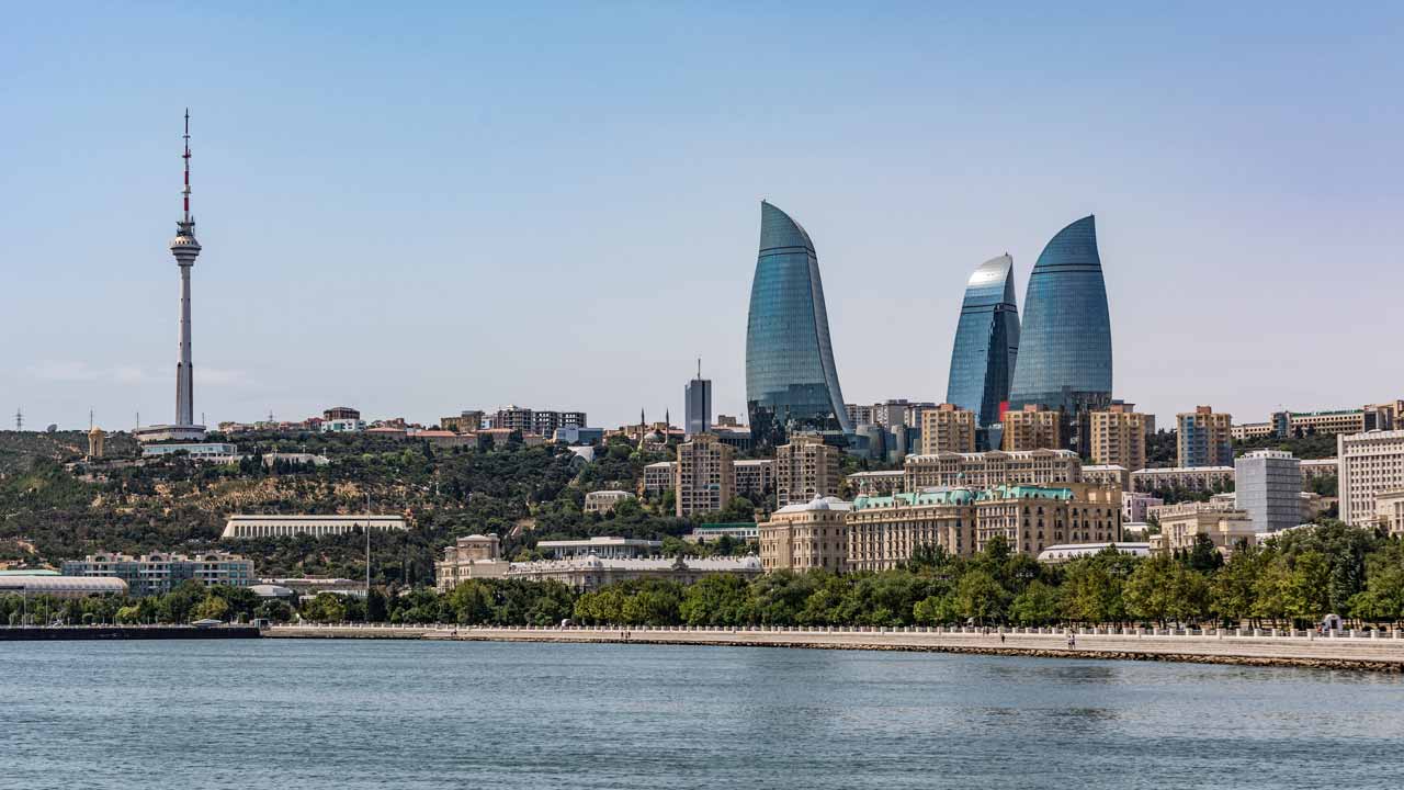 Blick auf Baku am Kaspischen Meer