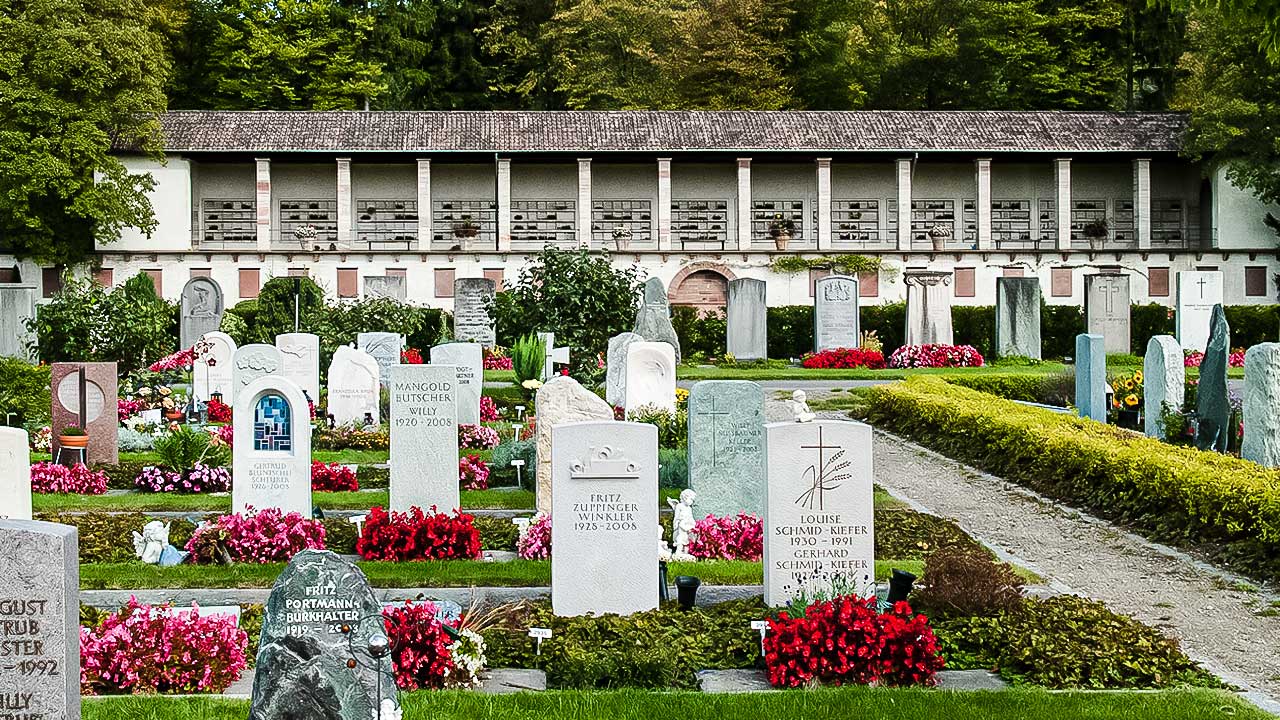 Blick in den Friedhof am Hörnli in Riehen BS