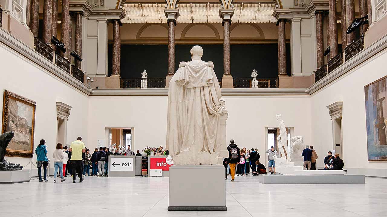 Eingangsbereich des «Musées Royaux des Beaux-Arts de Belgique» in Brüssel, Belgien