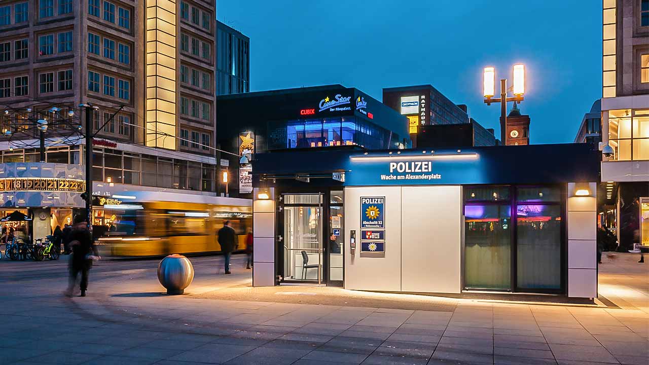 Polizeiwache am Alexanderplatz in Berlin abends