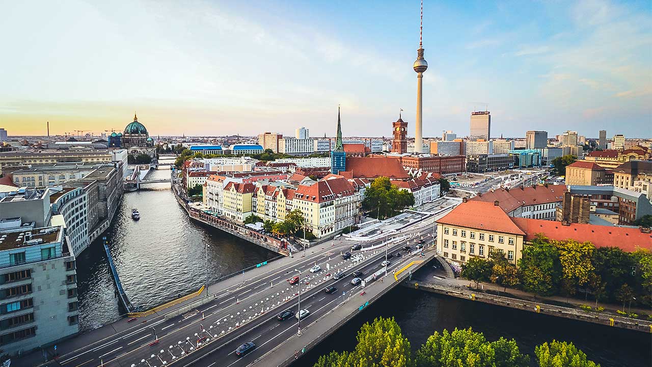 Vogelperspektive auf das Zentrum von Berlin mit Spree