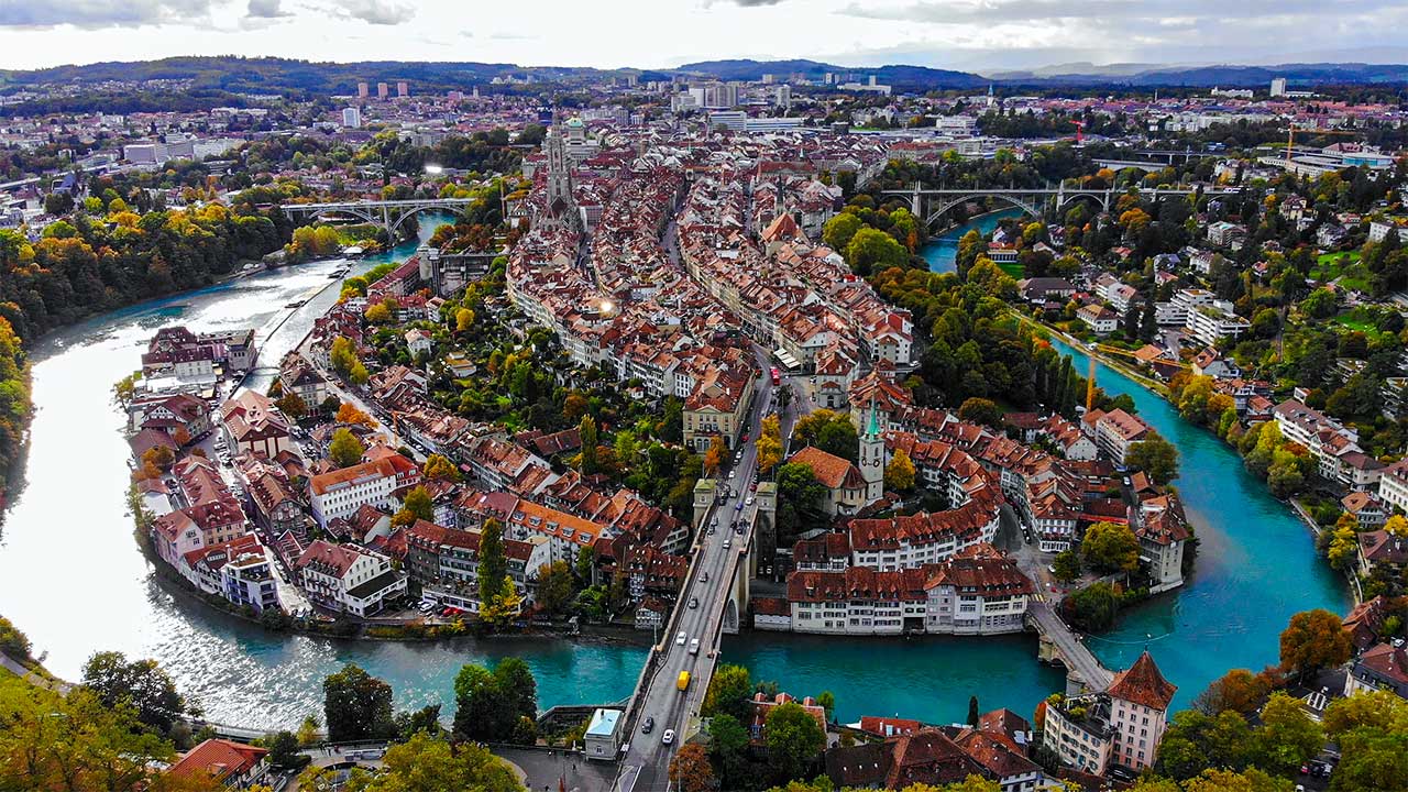Altstadt von Bern in Aareschlaufe aus der Vogelperspektive