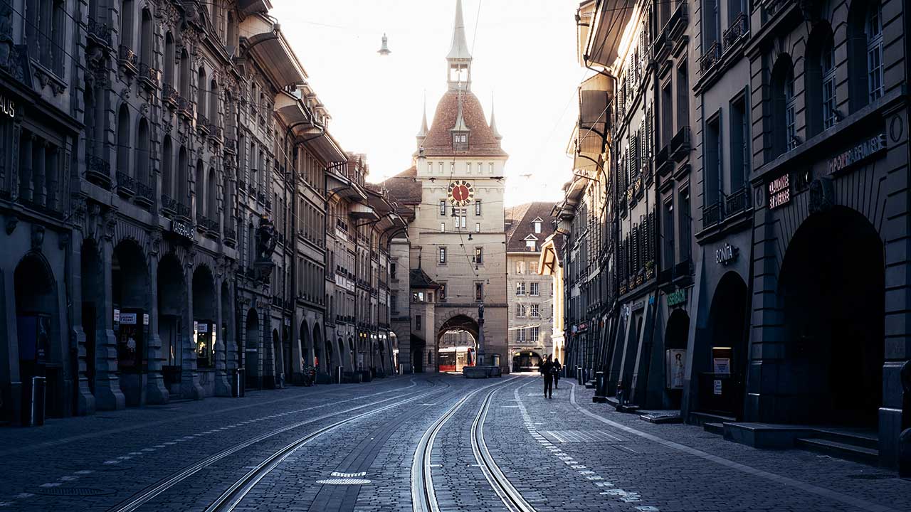 In der Altstadt von Bern: in der Marktgasse Richtung Käfigturm