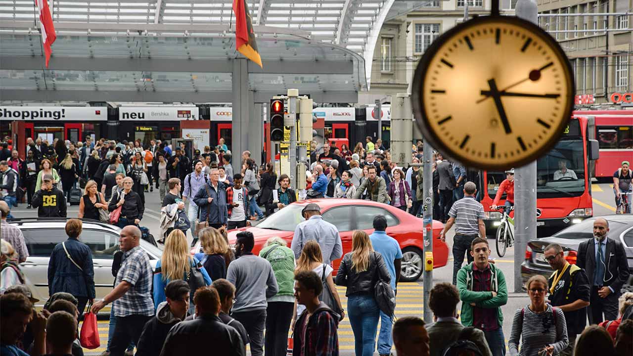 Passanten und öffentlicher Verkehr beim Bahnhof Bern