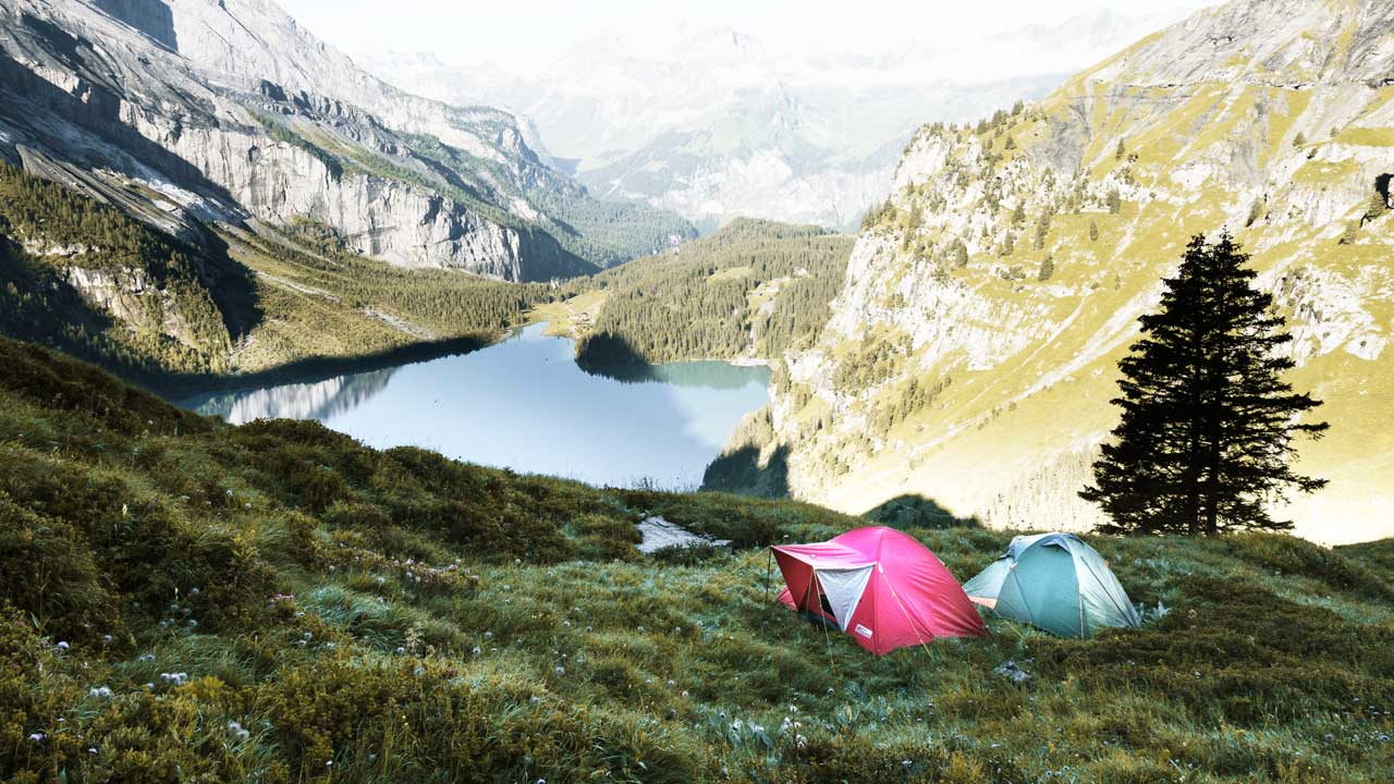 Zelte oberhalb des Oeschinensees