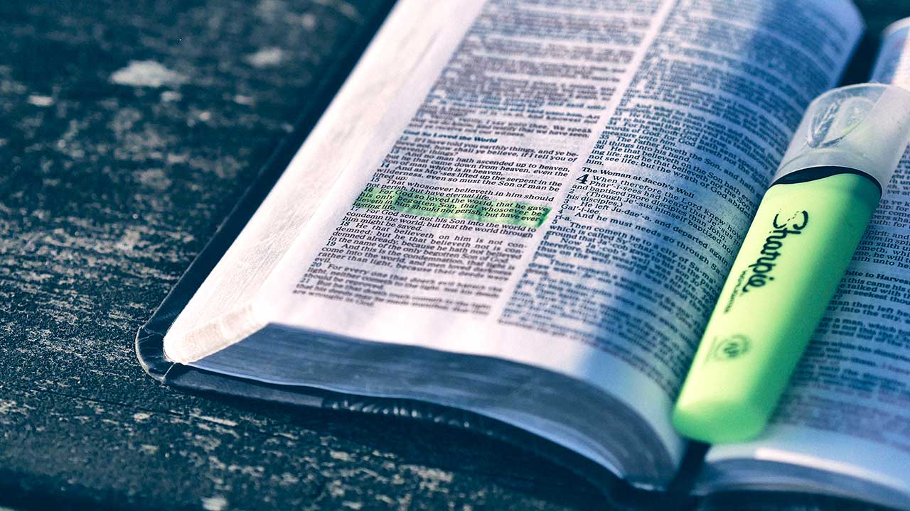 Markierter Vers auf einer Doppelseite der Bibel