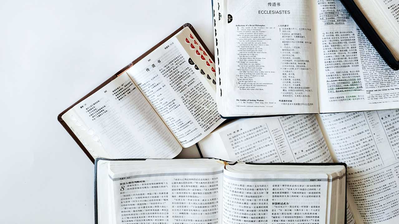 offene Bibeln auf Chinesisch