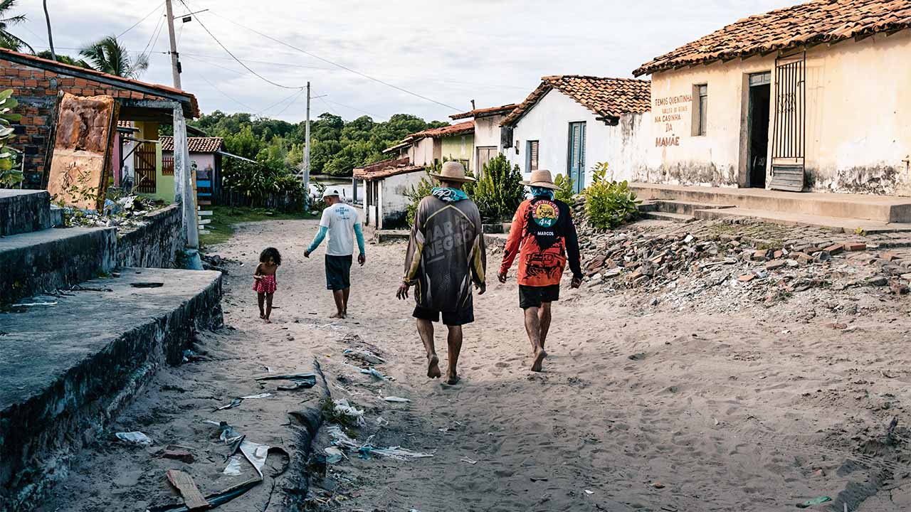 Menschen laufen durch ein Dorf im brasilianischen Bundesstaat Maranhao