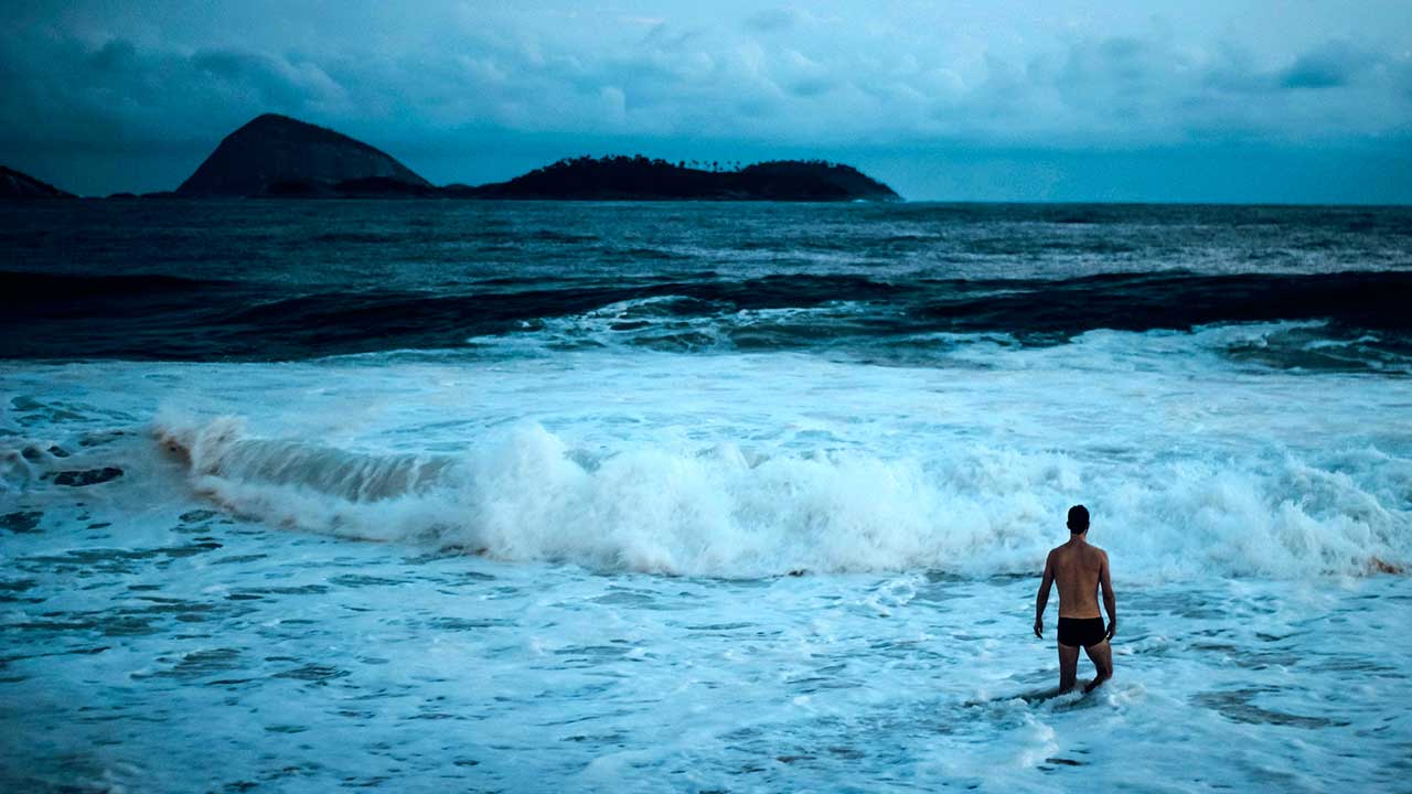 Einsamer Schwimmer am Strand von Ipanema, Rio de Janeiro