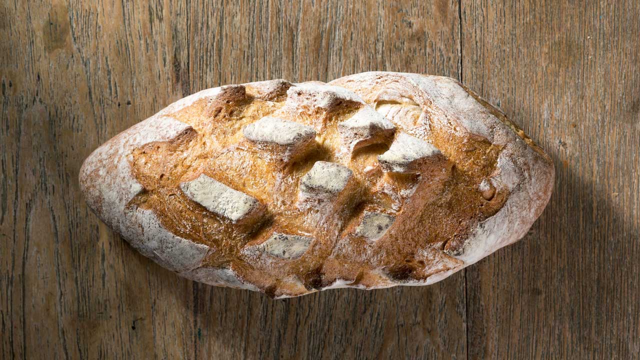 Brot auf einer Holzoberfläche