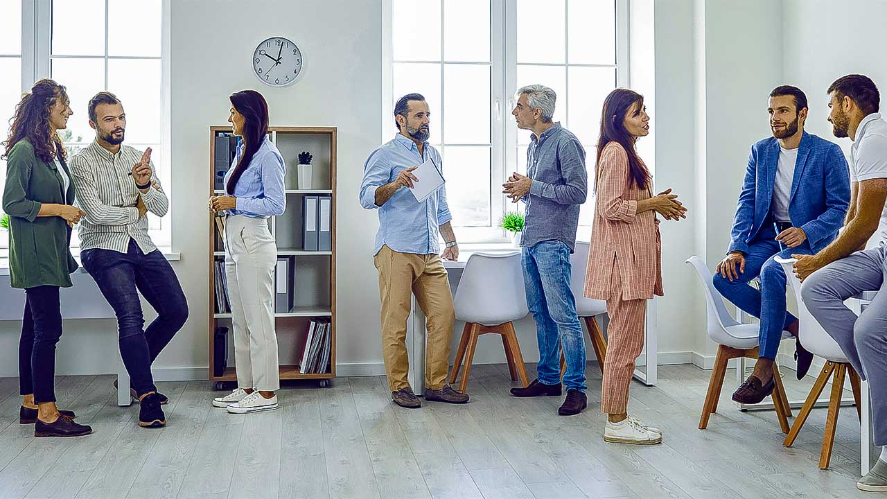 Menschen in einem Büro in Gespräche vertieft