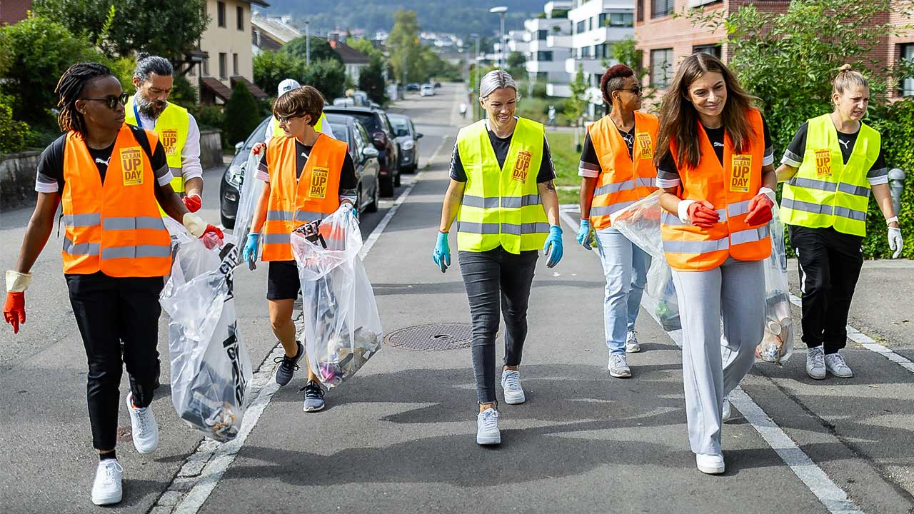 Eine Gruppe von Abfallsammlern unterwegs im Rahmen des «Clean-Up-Day» 2023