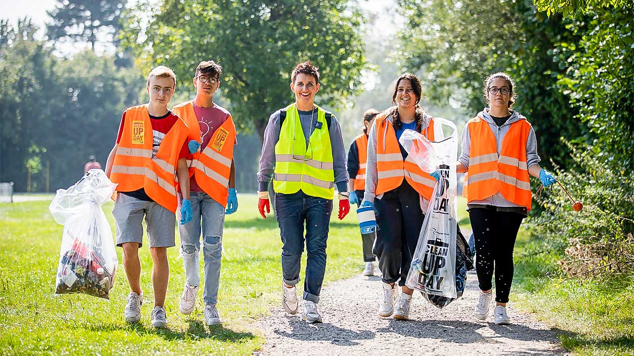 Eine Gruppe von Jugendlivchen unterwegs im Rahmen des Clean-Up-Day