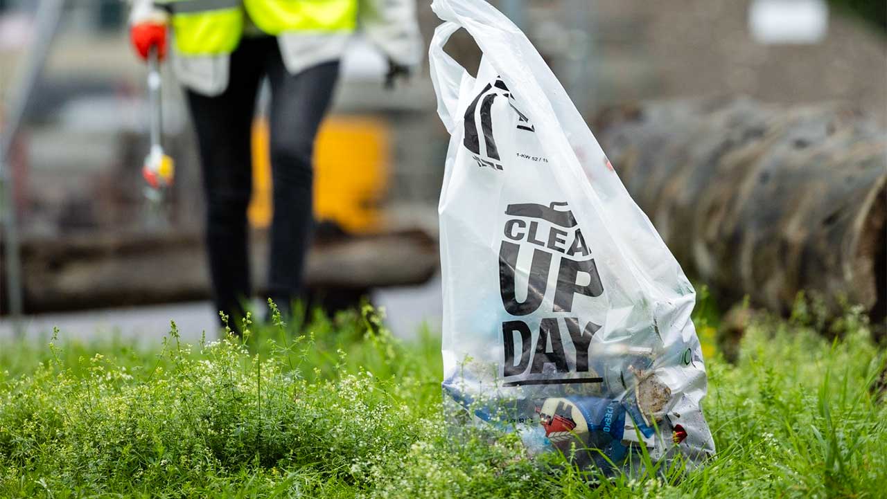 Es wird Abfall gesammelt: Tasche mit Aufdruck des Clean-up-Days