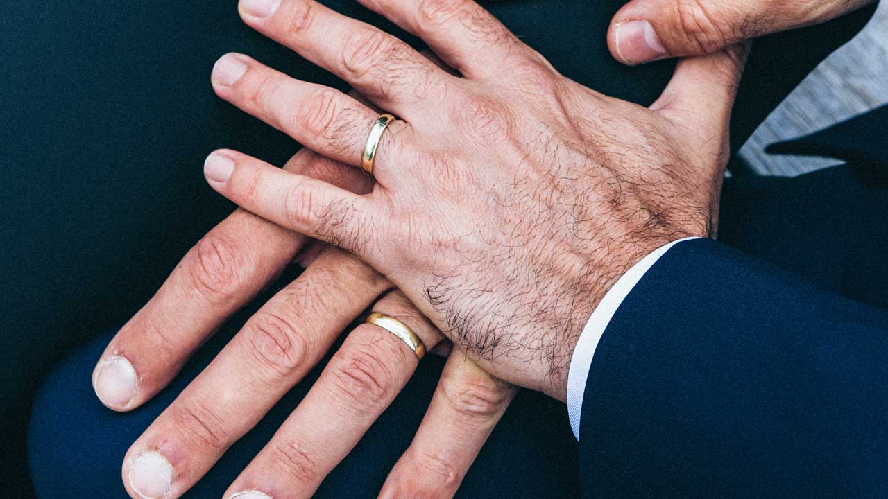Homosexuellen-Hochzeit: Männerhände mit Ring