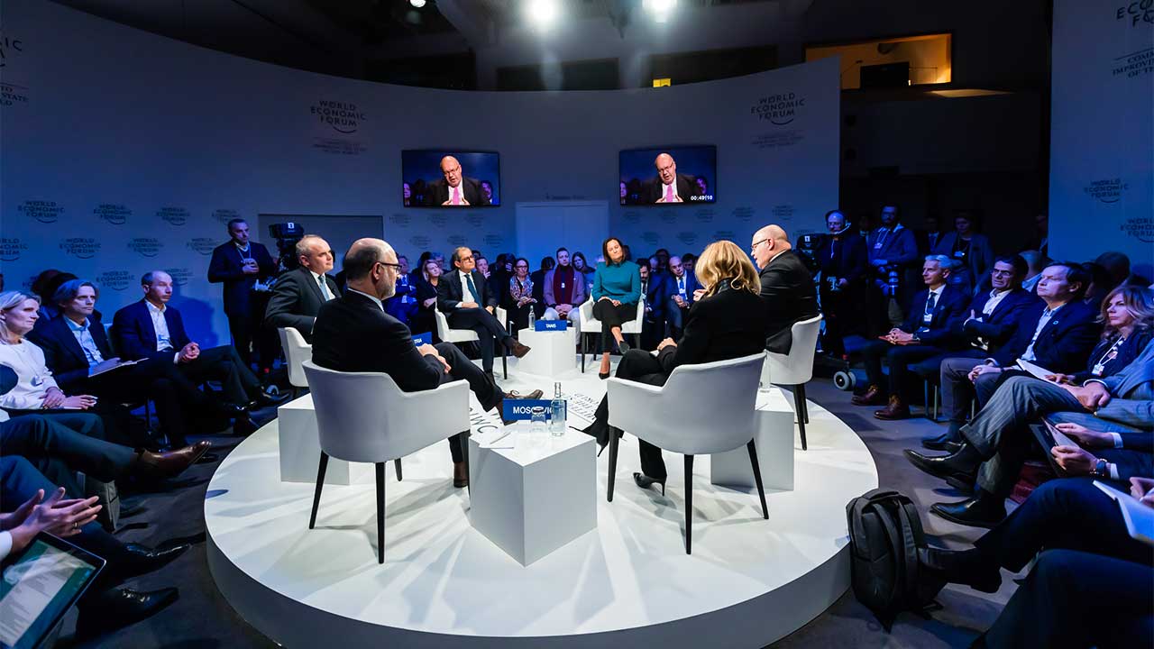 Teilnehmer eines Podiums am WEF 2019