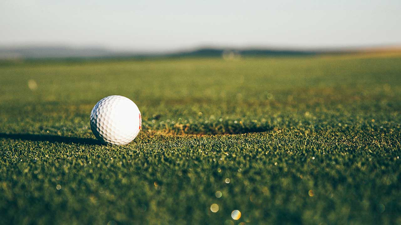 Golfball auf einem Golfplatz in Bayreuth