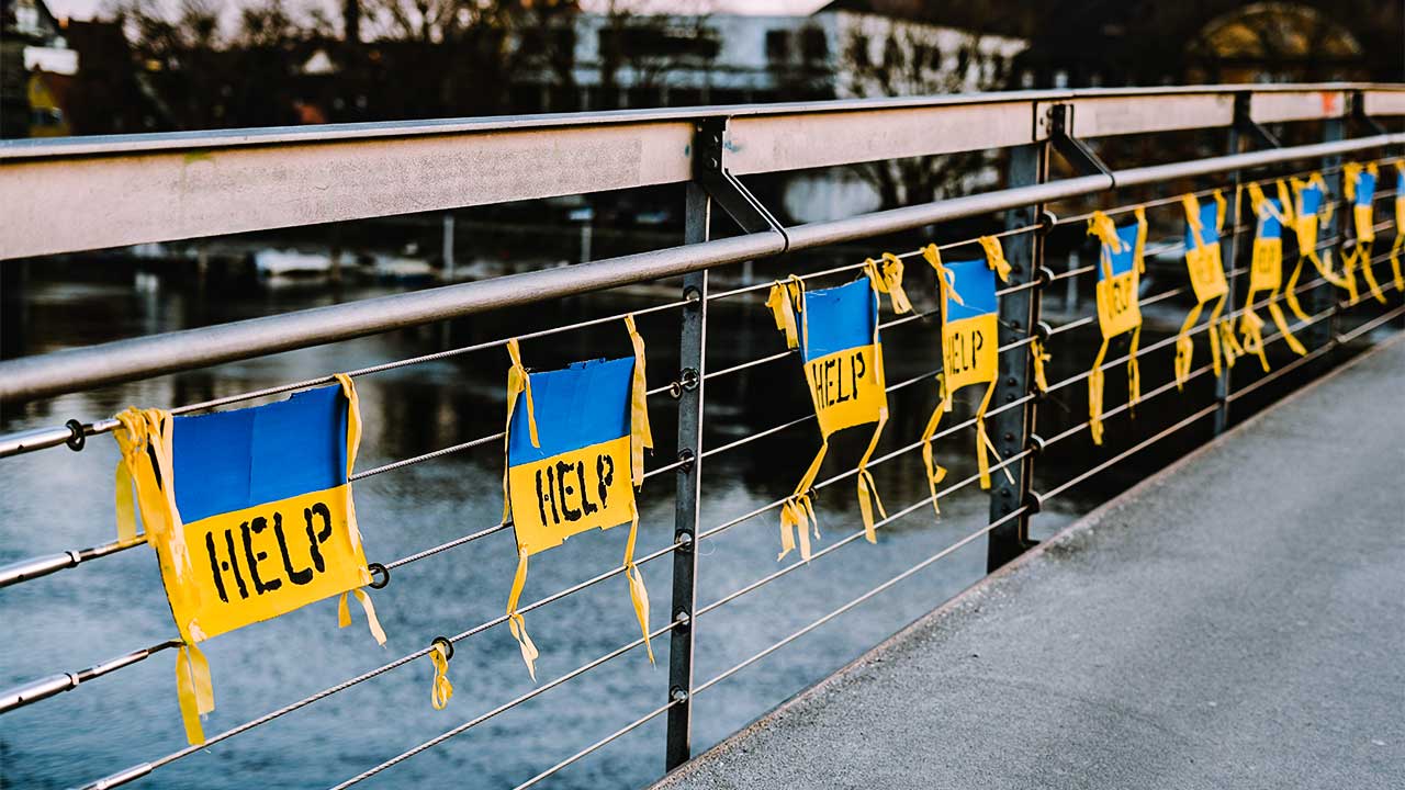 Brücke in Konstanz mit kleinen Flaggen der Ukraine, auf denen «Help» steht