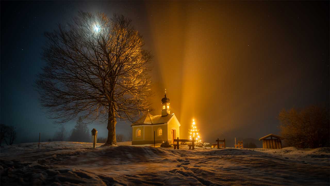 winterlich-weihnachtliche Kapelle in Krün, Deutschland