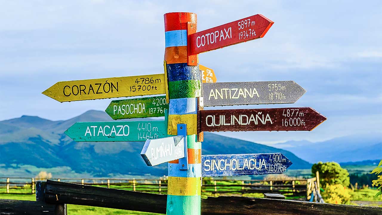 Wegweiser mit mehreren Richtungesmöglichkeiten in Ecuador