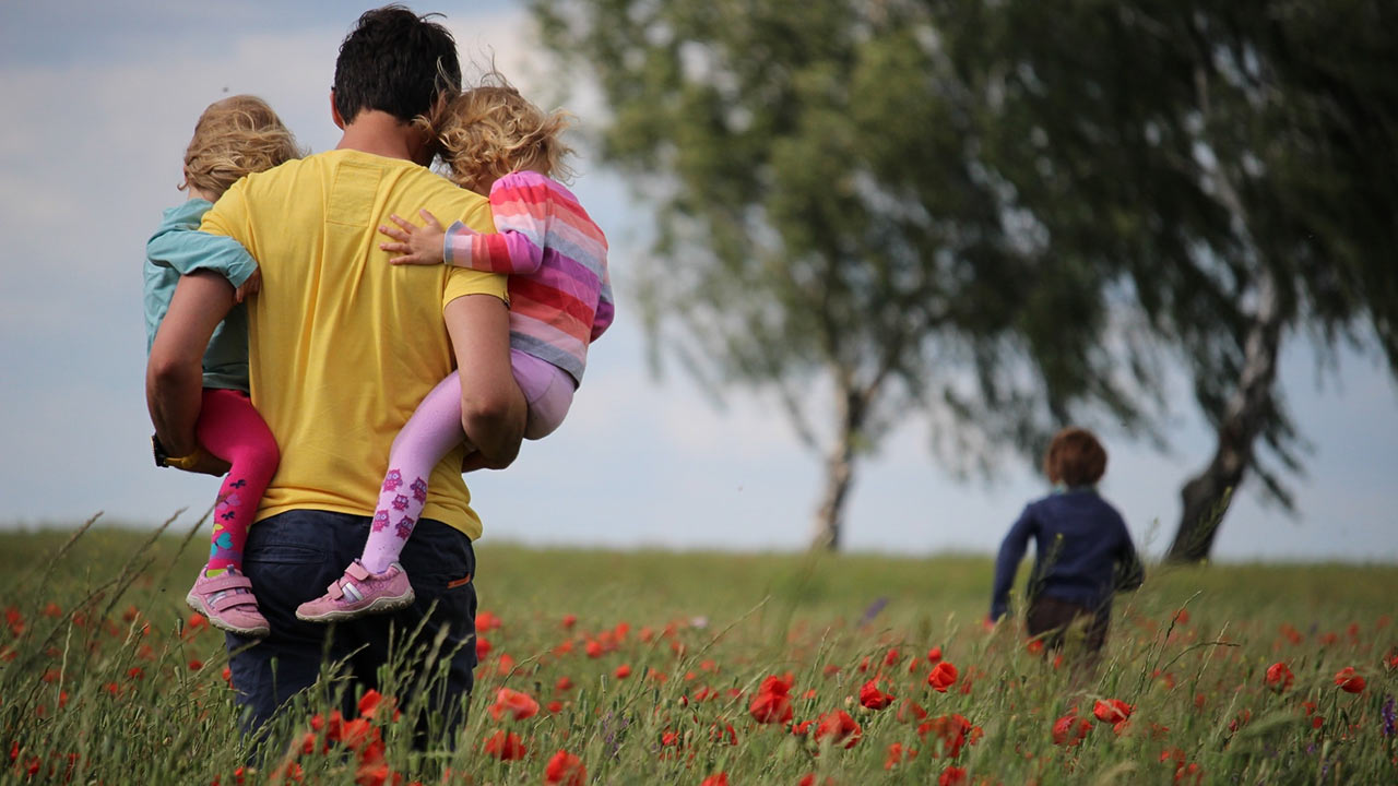 Eltern unterwegs mit ihren Kindern