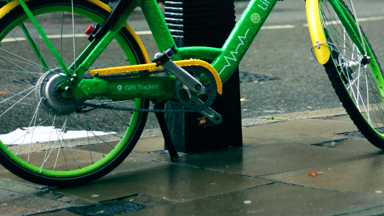 Grünes E-Bike an einem Pfosten in London
