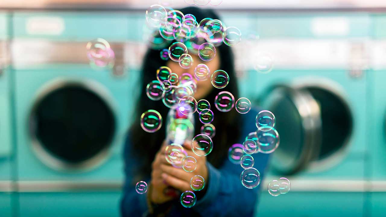 Seifenblasen in einem Waschsalon mit Waschmaschinen