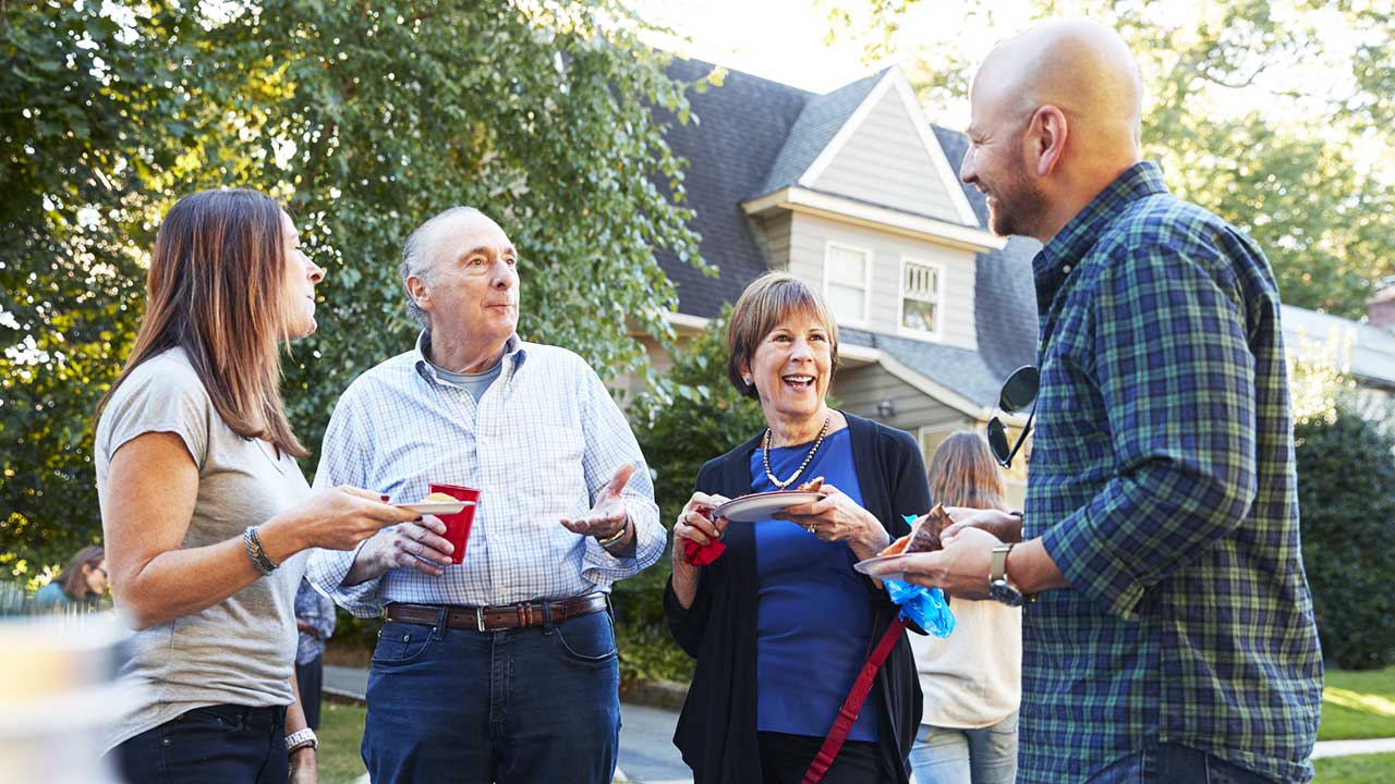 Vier Nachbarn unterhalten sich während eines Fests