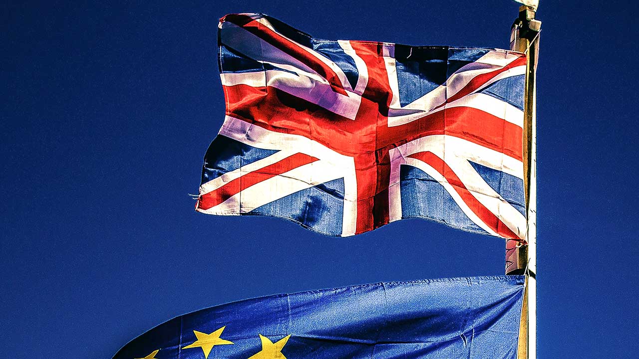 Britische Flagge oberhalb einer EU-Flagge