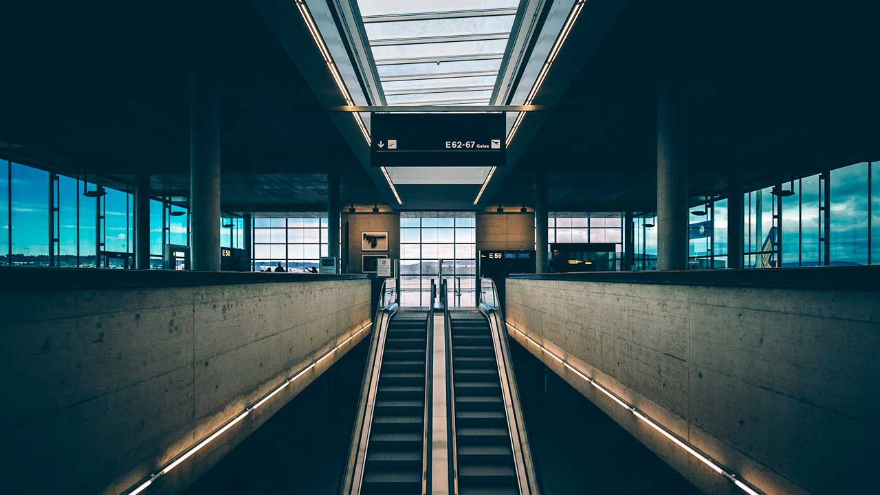 Rolltreppe im Flughafen Zürich | (c) Erez Attias/Unsplash
