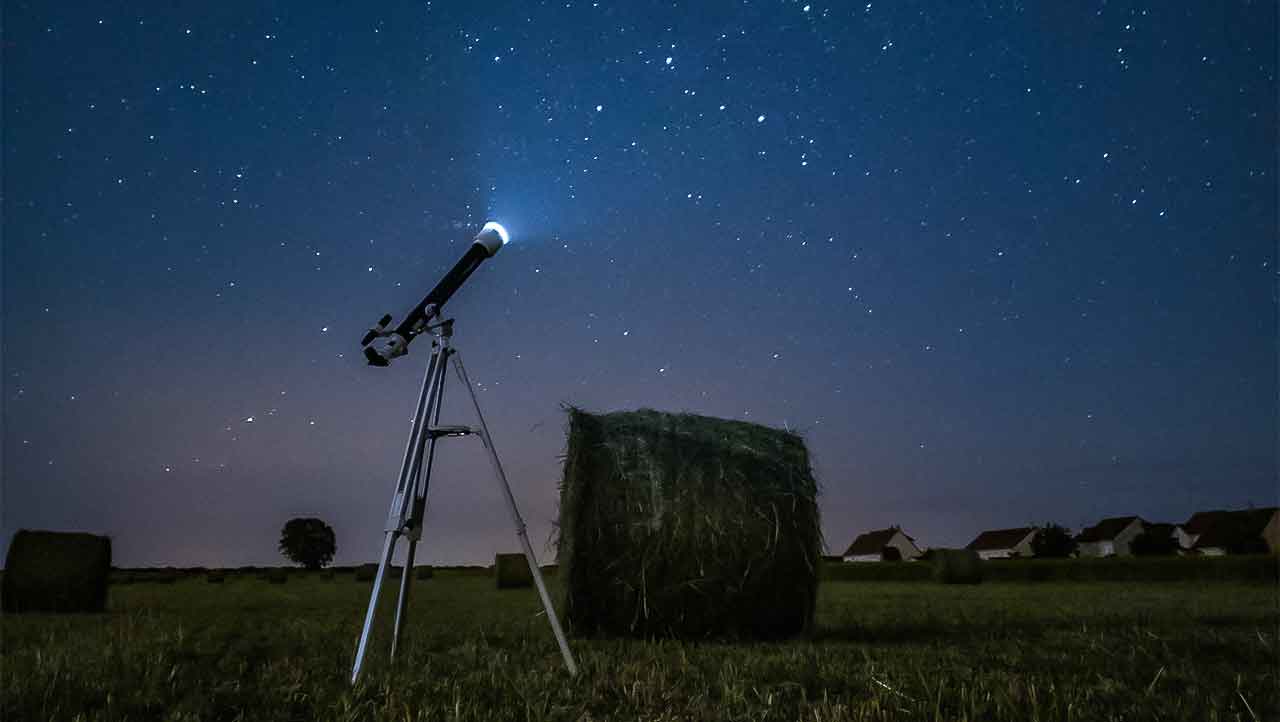 Teleskop in einer Sommernacht in Frankreich