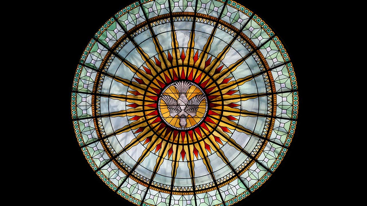 Kirchenfenster mit Taube als Symbol des Heiligen Geistes in Lyon, Frankreich