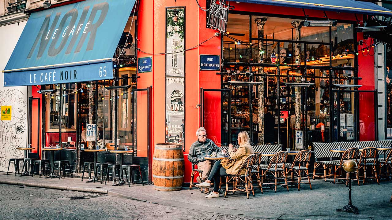 Café an einer Strassenecke in Paris