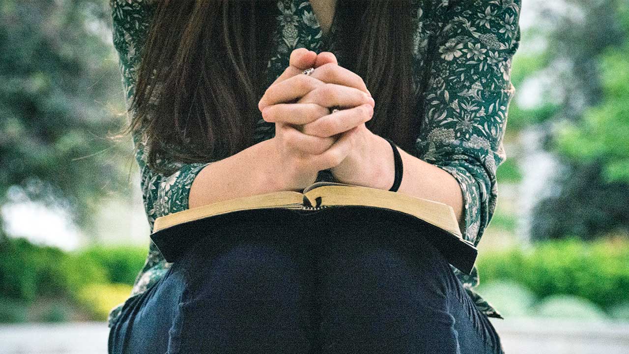 Konzentriertes Gebet | (c) Olivia Snow/Unsplash