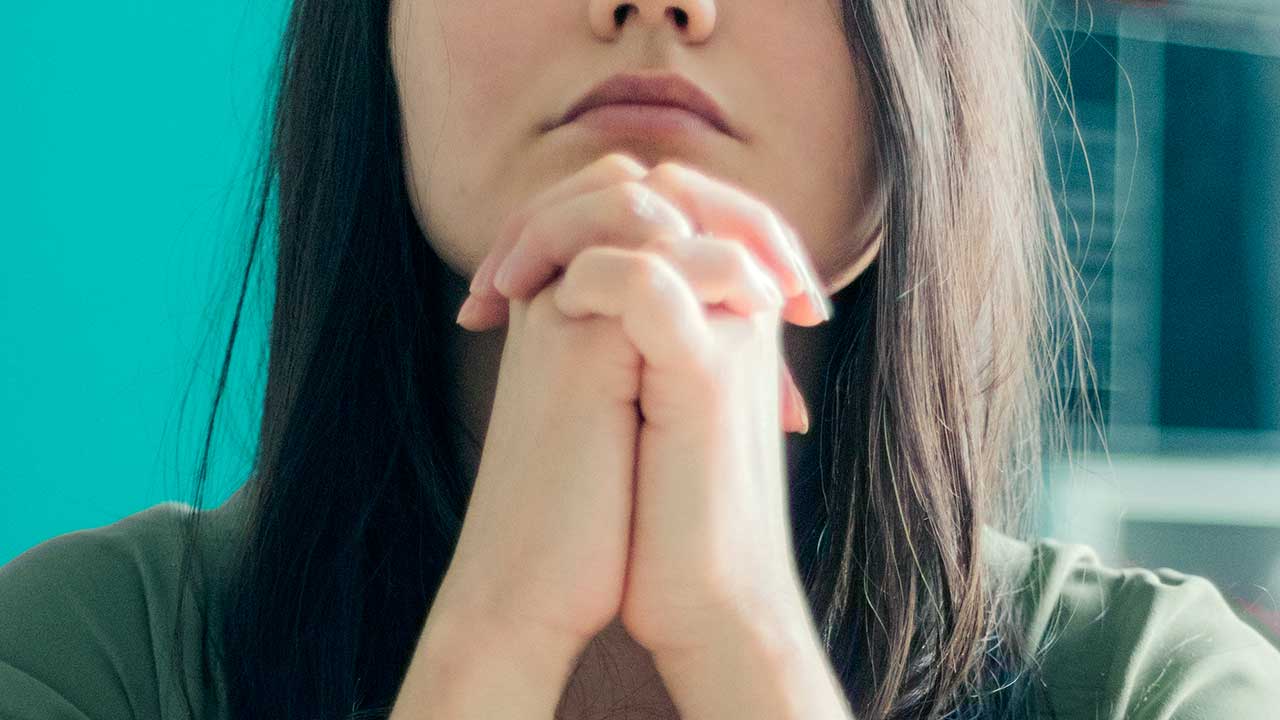 Frau mit voller Hingabe am Beten