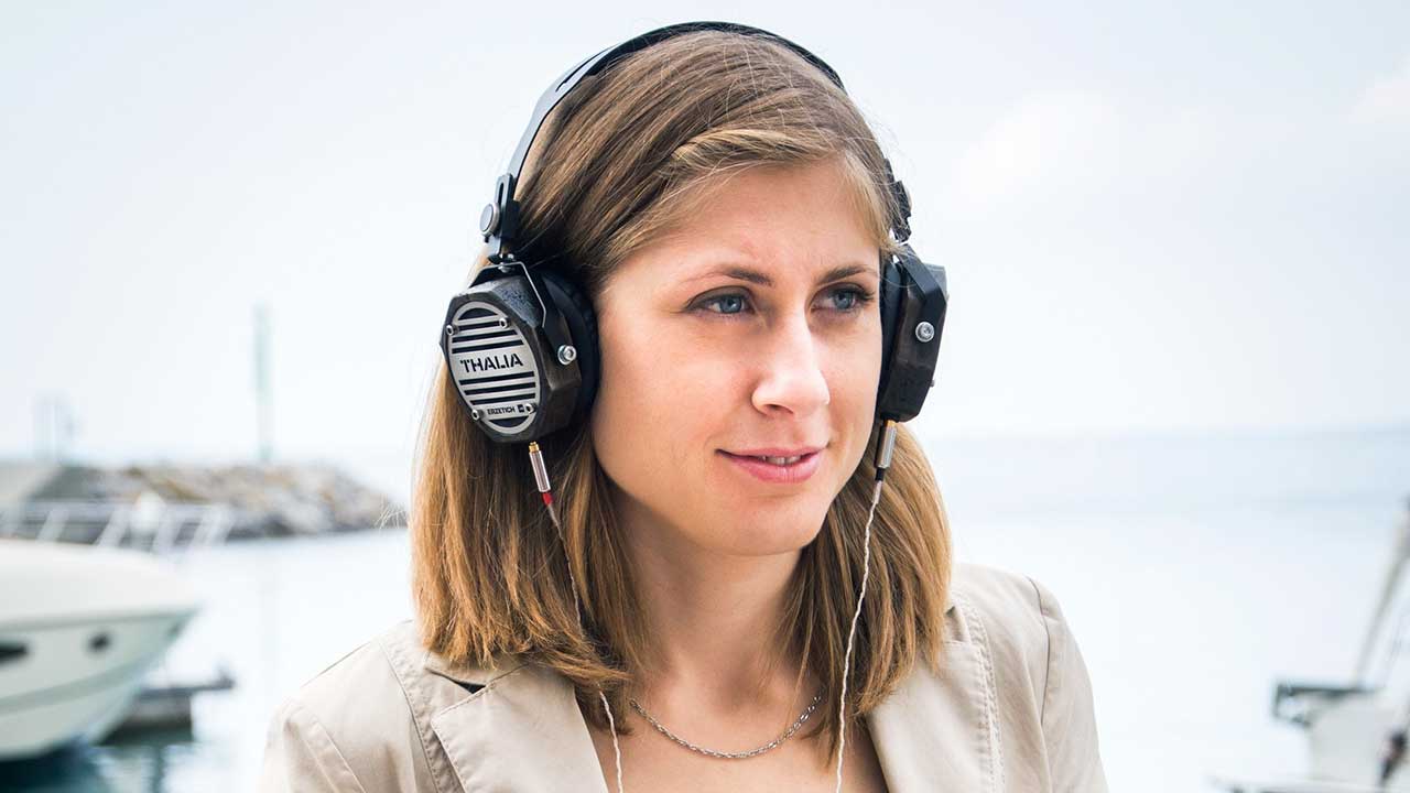 Junge Frau am Hafen mit Kopfhörern