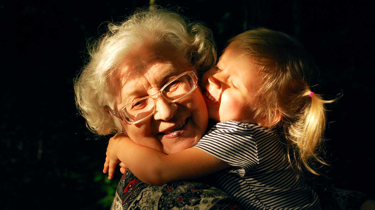 Zuneigung zwischen Grossmutter und Enkelin